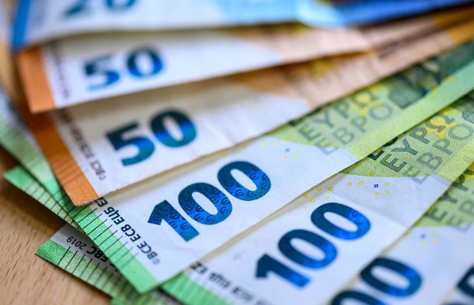 Die aktuelle Unsicherheit lässt viele Menschen bei größeren Anschaffungen oder Geldanlagen zögern. (Symbolbild)<span class='image-autor'>Foto: Hendrik Schmidt/dpa</span>