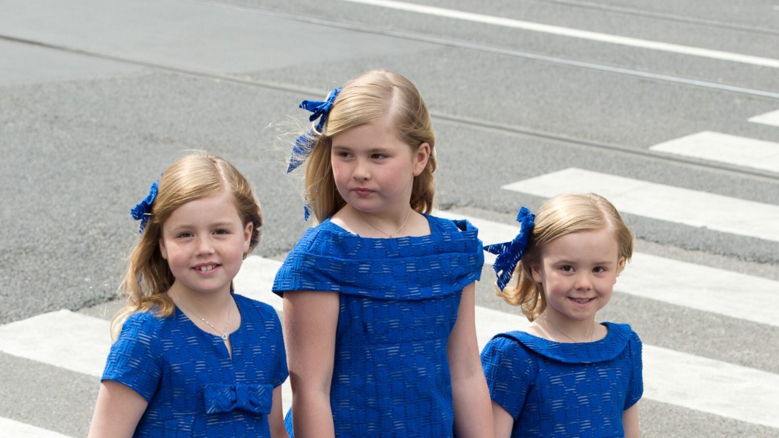 (v. l. n. r.) Prinzessin Alexia, Kronprinzessin Amalia und Prinzessin Ariane der Niederlande treffen am 30. April 2013 in der Nieuwe Kerk in Amsterdam ein, wo die Krönung des neuen Königs stattfindet.Foto: picture alliance / dpa | Boris Roessler