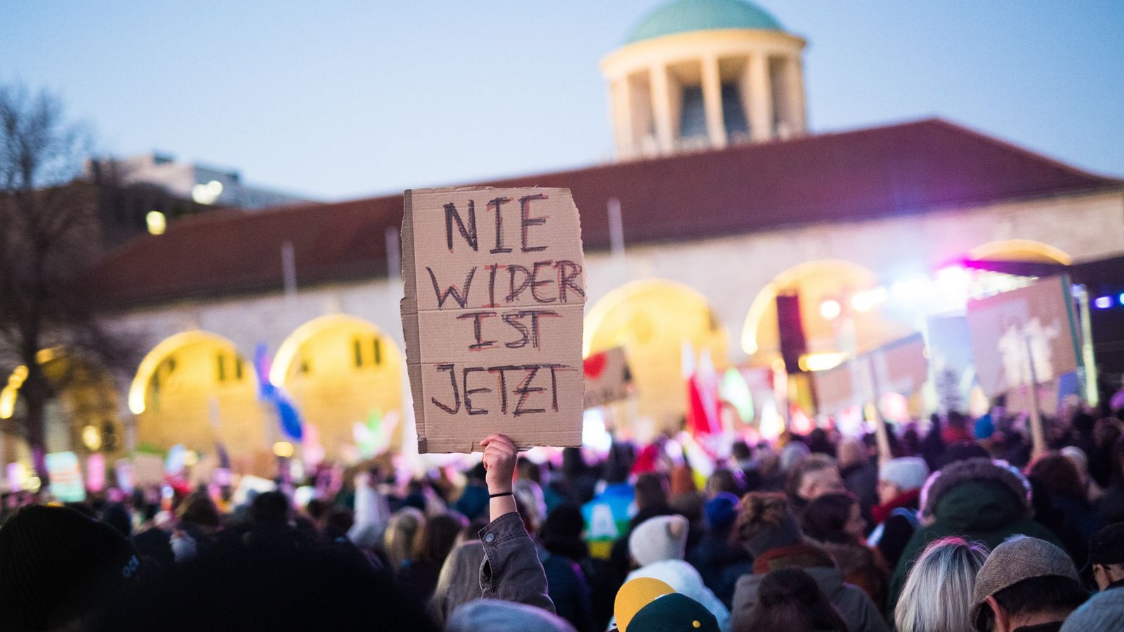 Im Januar 2024 demonstrierten Zehntausende in Stuttgart gegen die AfD und gegen Rechtsextremismus.Foto: Lichtgut Im Januar 2024 demonstrierten Zehntausende in Stuttgart gegen die AfD und gegen Rechtsextremismus.Foto: Lichtgut
