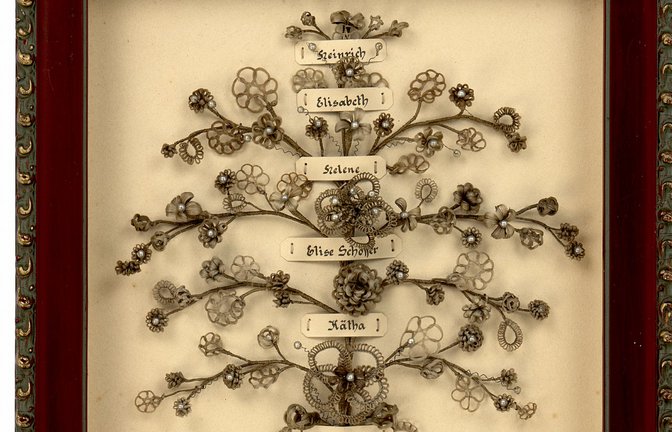 Die Familie als empfindsame Schicksalsgemeinschaft zeigt sich auch in diesem Stammbaum aus Haaren.<span class='image-autor'>Foto: Landesmuseum Württemberg//Jonathan Leliveldt/Alexander Lohmann</span>