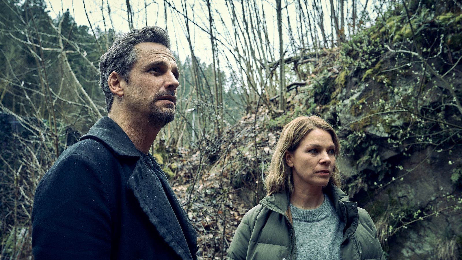 Maris (Jessica Schwarz) und Konrad Diener (Max von Thun) suchen nach dem Versteck.Foto: ZDF, Frank Dicks