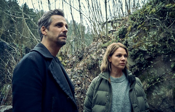 Maris (Jessica Schwarz) und Konrad Diener (Max von Thun) suchen nach dem Versteck.<span class='image-autor'>Foto: ZDF, Frank Dicks</span>