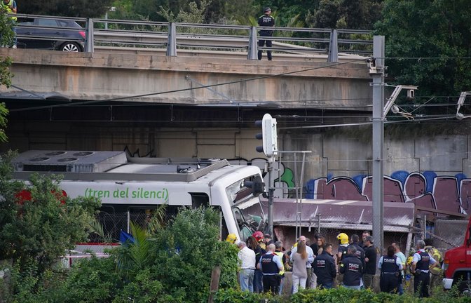 Bei dem Zusammenstoß eines Vorortzuges mit einem Güterzug in einem Vorort von Barcelona ist einer der beiden Lokomotivführer ums Leben gekommen.<span class='image-autor'>Foto: Joan Mateu Para/AP/dpa</span>