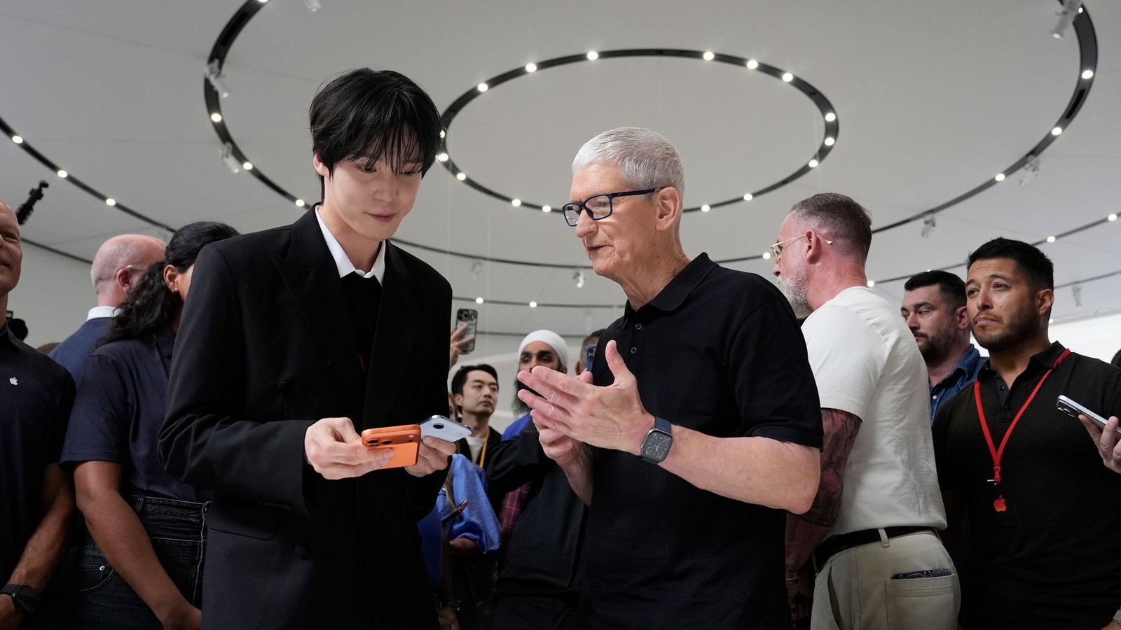 2026: Apple Chef Tim Cook (M) steht unter Druck, ein neues großes Ding - "One More Thing" abzuliefern.Foto: Godofredo A. Vásquez/AP/dpa