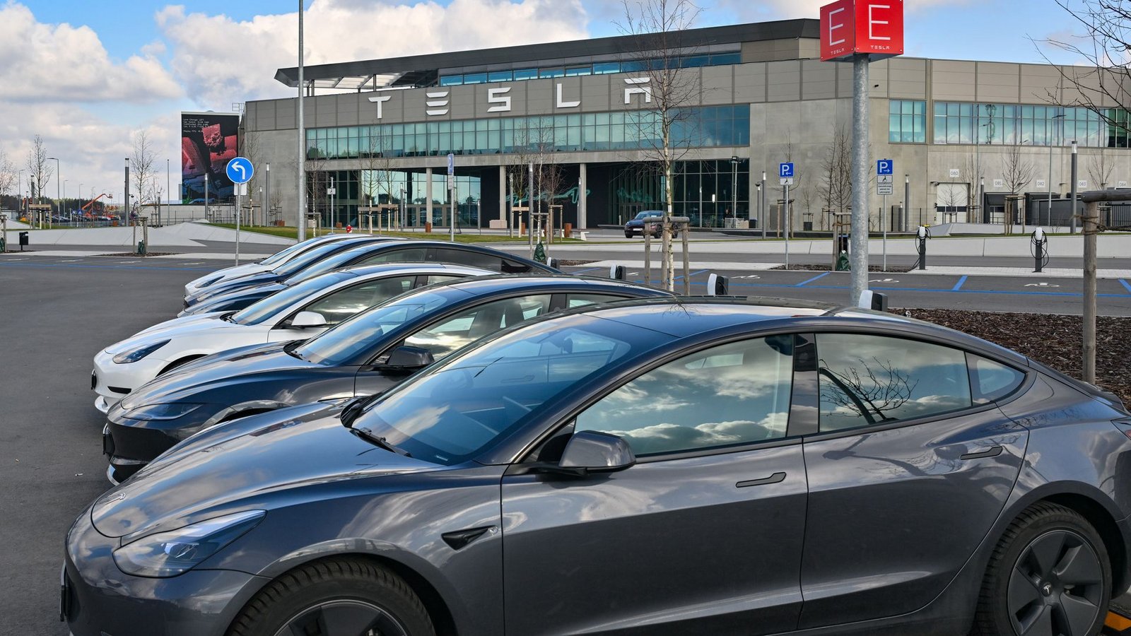 Nach einem Brandanschlag auf einen Hochspannungsmast steht im März 2024 die Produktion in der Tesla-Autofabrik in Grünheide zeitweise still.Foto: Patrick Pleul/dpa Nach einem Brandanschlag auf einen Hochspannungsmast steht im März 2024 die Produktion in der Tesla-Autofabrik in Grünheide zeitweise still.Foto: Patrick Pleul/dpa