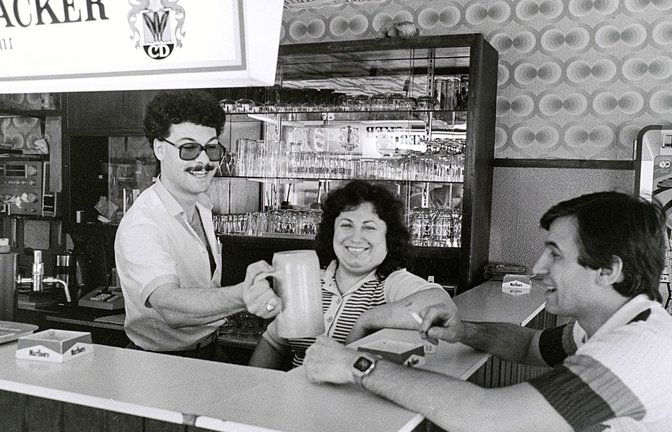 Carmelo Vaccaro (links) und seine Frau übernahmen 1984 die Pizzeria „Löwen“ in der Nachbarschaft des Kinos. Rechts Vorbesitzer Tomaso Abruzese, der zurück nach Italien ging. Vaccaro war wie viele Italiener ein ständiger Gast bei den italienischen Filmvorführungen.<span class='image-autor'>Foto: Klaus Franke</span>