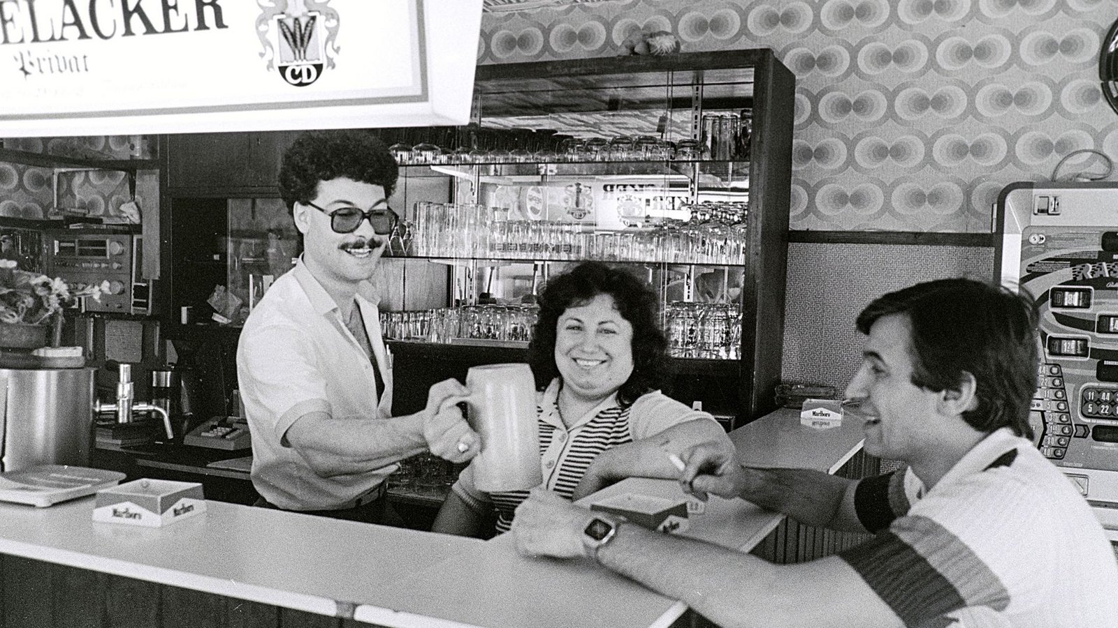 Carmelo Vaccaro (links) und seine Frau übernahmen 1984 die Pizzeria „Löwen“ in der Nachbarschaft des Kinos. Rechts Vorbesitzer Tomaso Abruzese, der zurück nach Italien ging. Vaccaro war wie viele Italiener ein ständiger Gast bei den italienischen Filmvorführungen.Foto: Klaus Franke Carmelo Vaccaro (links) und seine Frau übernahmen 1984 die Pizzeria „Löwen“ in der Nachbarschaft des Kinos. Rechts Vorbesitzer Tomaso Abruzese, der zurück nach Italien ging. Vaccaro war wie viele Italiener ein ständiger Gast bei den italienischen Filmvorführungen.Foto: Klaus Franke