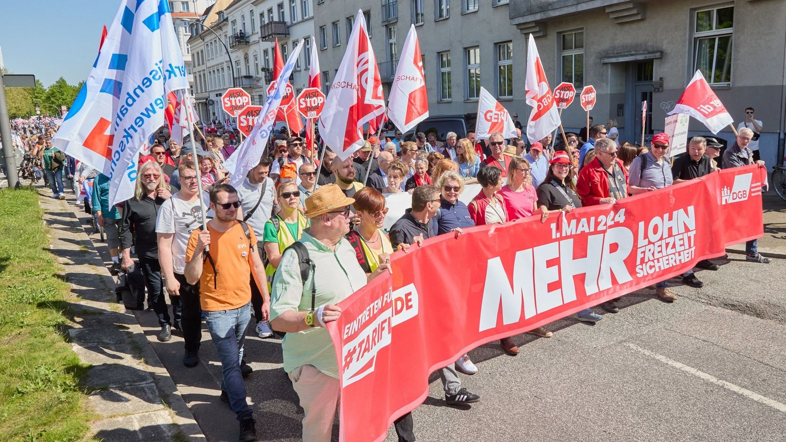 "Mehr Lohn, mehr Freizeit, mehr Sicherheit": Demonstrationszug in Hamburg.Foto: Georg Wendt/dpa