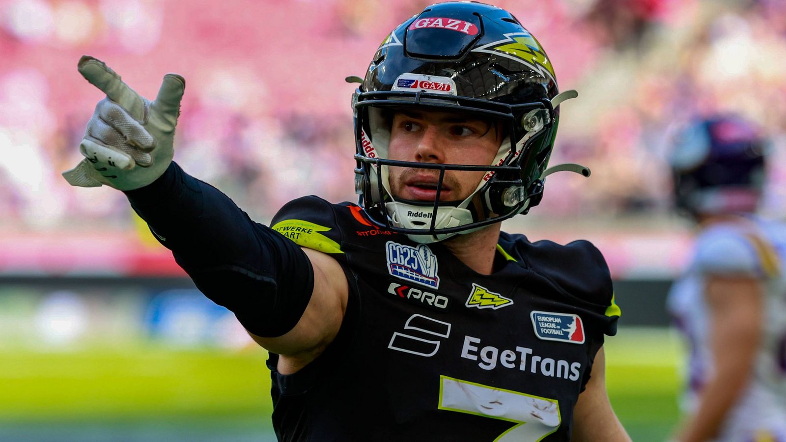Louis Geyer im größten Spiel seiner Karriere: Beim 24:17-Sieg im ELF-Finale gegen die Vienna Vikings erzielte der Wide Receiver alle drei Touchdowns von Stuttgart Surge.Foto: Imago/Foot Bowl Louis Geyer im größten Spiel seiner Karriere: Beim 24:17-Sieg im ELF-Finale gegen die Vienna Vikings erzielte der Wide Receiver alle drei Touchdowns von Stuttgart Surge.Foto: Imago/Foot Bowl