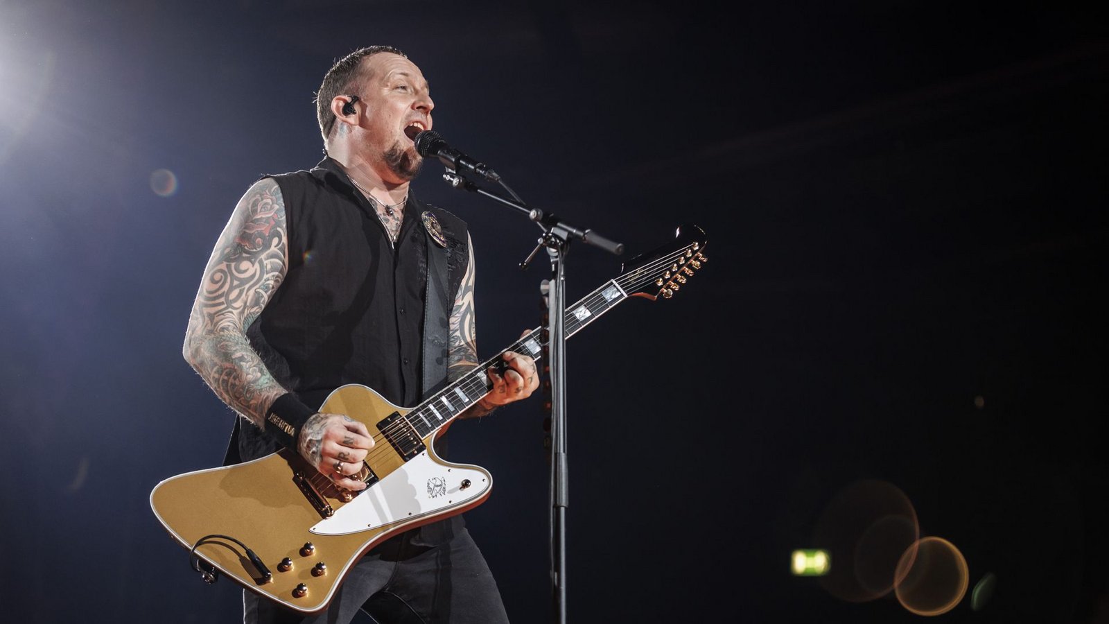 Michael Poulsen von der dänischen Rock Band Volbeat in der Stuttgarter Schleyerhalle.Foto: Lichtgut/Julian Rettig