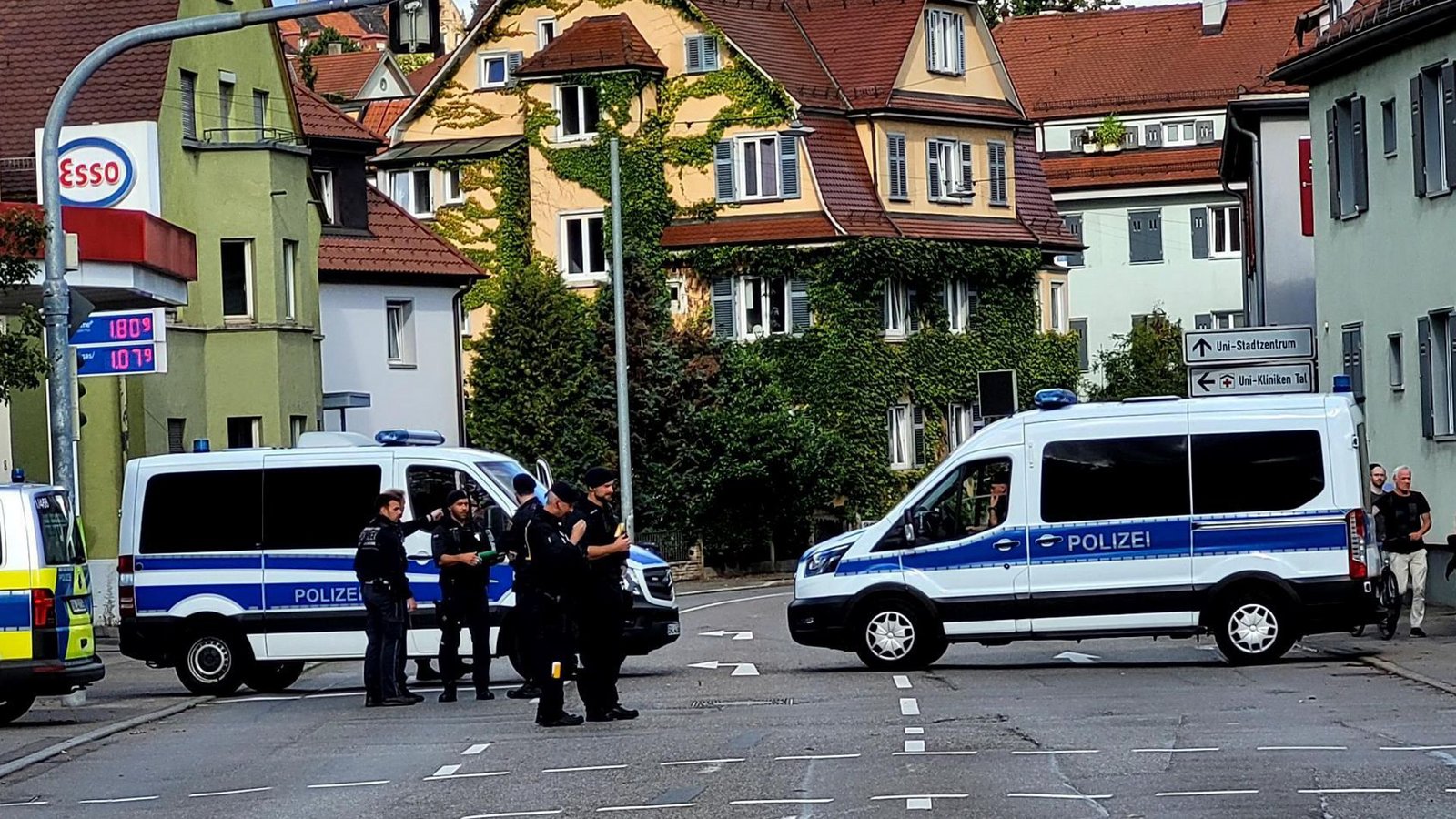 Die Polizei hat die Straße vor der Halle für den Verkehr gesperrt.Foto: StZN/Michael Bosch