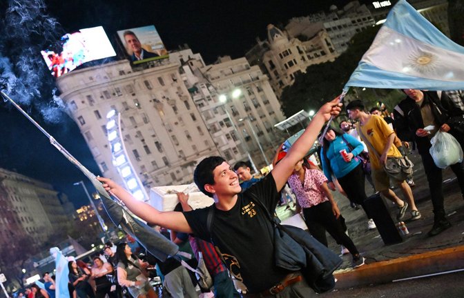 Jubel über den Wahlsieg Mileis in Buenos Aires.<span class='image-autor'>Foto: KNA/Tobias Käufer</span>