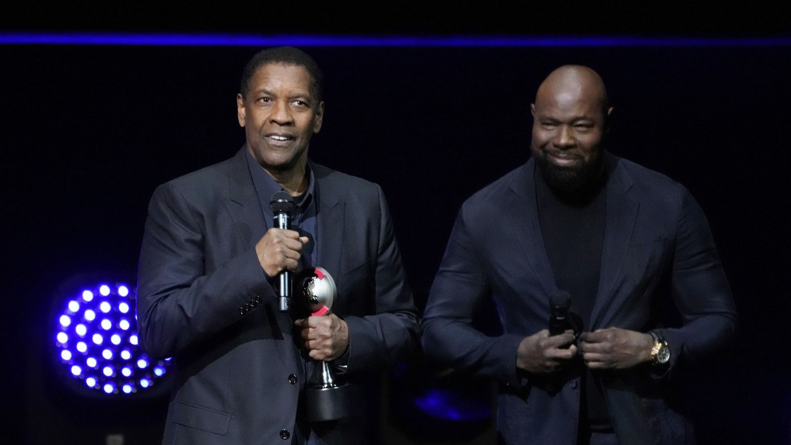 Denzel Washington (links) nimmt den CinemaCon Lifetime Achievement Award von Regisseur Antoine Fuqua während der Präsentation von Sony Pictures auf der CinemaCon 2023 entgegen.Foto: dpa/Chris Pizzello Denzel Washington (links) nimmt den CinemaCon Lifetime Achievement Award von Regisseur Antoine Fuqua während der Präsentation von Sony Pictures auf der CinemaCon 2023 entgegen.Foto: dpa/Chris Pizzello