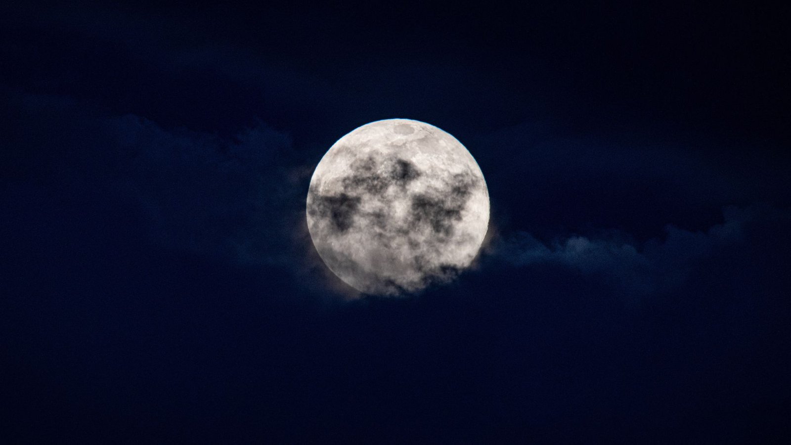 Zwei Vollmonde in einem Monat sind eine Seltenheit. Maximal zweimal im Jahr könne es dazu kommen (Symbolbild).Foto: imago images/Steve Bauerschmidt