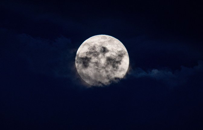 Zwei Vollmonde in einem Monat sind eine Seltenheit. Maximal zweimal im Jahr könne es dazu kommen (Symbolbild).<span class='image-autor'>Foto: imago images/Steve Bauerschmidt</span>