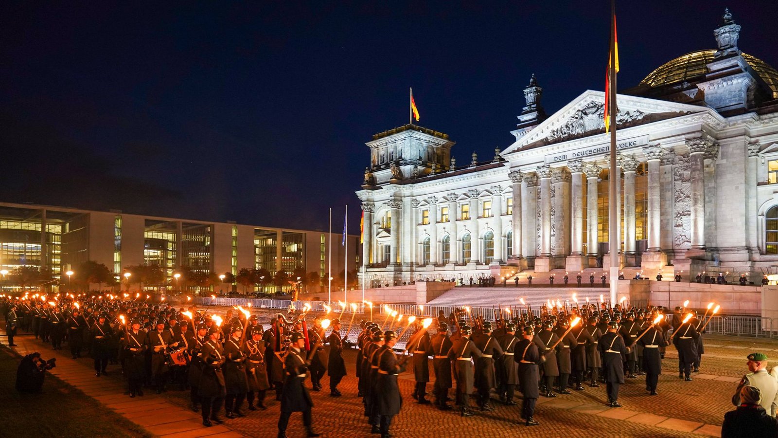 Zapfenstreich für Afghanistan-Veteranen 2021 vor dem Reichstag.Foto: imago images/Stefan Zeitz Zapfenstreich für Afghanistan-Veteranen 2021 vor dem Reichstag.Foto: imago images/Stefan Zeitz