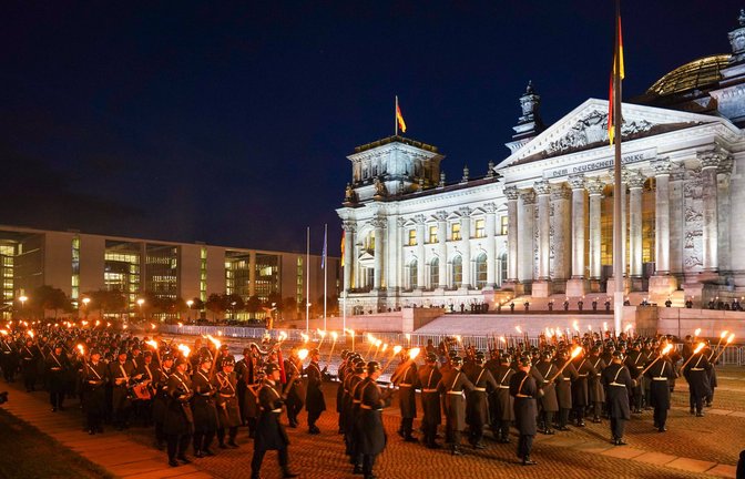 Zapfenstreich für Afghanistan-Veteranen 2021 vor dem Reichstag.<span class='image-autor'>Foto: imago images/Stefan Zeitz</span>
