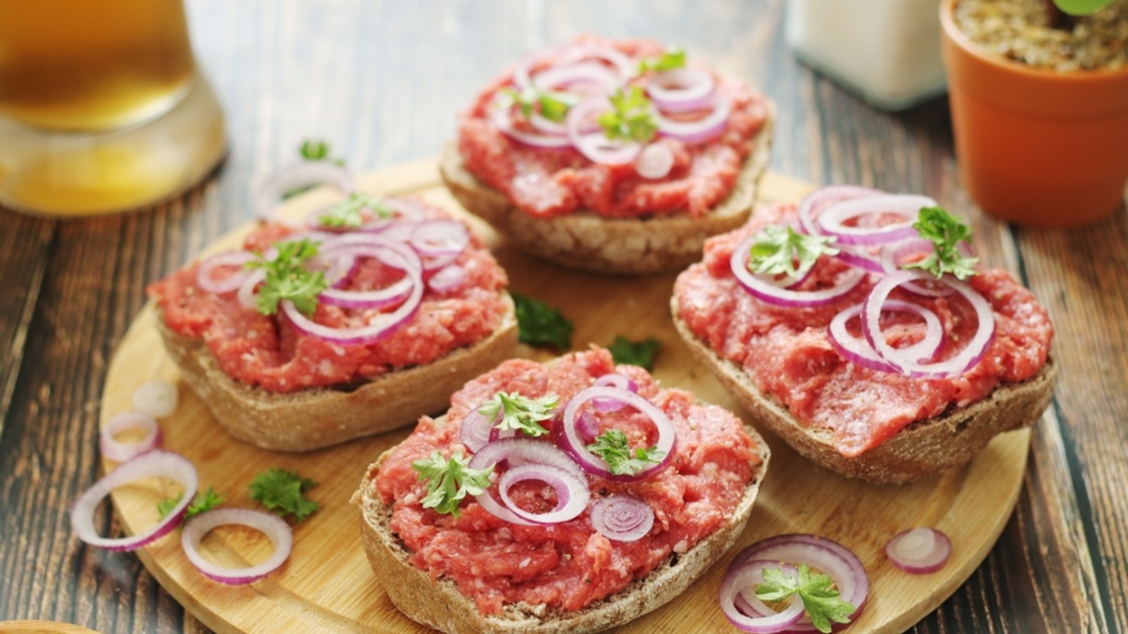 Ein Hersteller ruft seine Zwiebelmettwurst zurück. (Symbolbild)Foto: Anastasia Kamysheva/ Shutterstock Ein Hersteller ruft seine Zwiebelmettwurst zurück. (Symbolbild)Foto: Anastasia Kamysheva/ Shutterstock