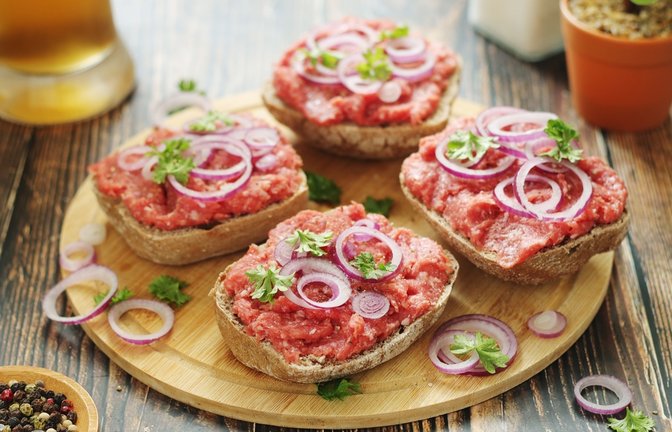 Ein Hersteller ruft seine Zwiebelmettwurst zurück. (Symbolbild)<span class='image-autor'>Foto: Anastasia Kamysheva/ Shutterstock</span>