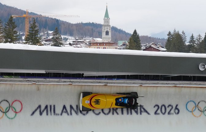 Johannes Lochner bei einer Trainingsfahrt im Eiskanal von Cortina d’Ampezzo.<span class='image-autor'>Foto: Michael Kappeler/dpa</span>