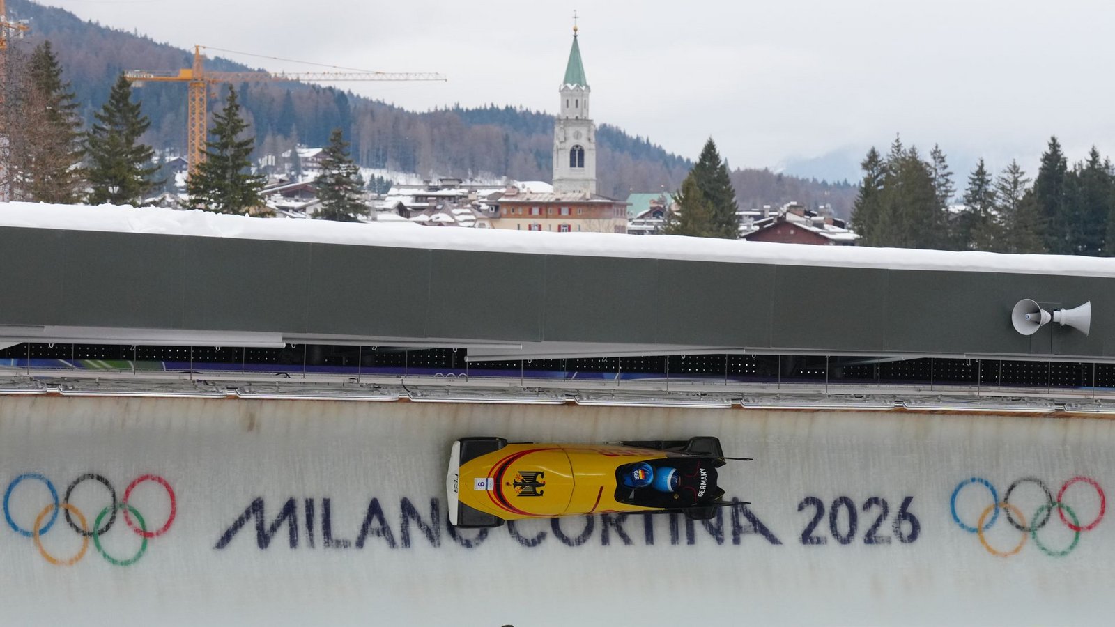 Johannes Lochner bei einer Trainingsfahrt im Eiskanal von Cortina d’Ampezzo.Foto: Michael Kappeler/dpa