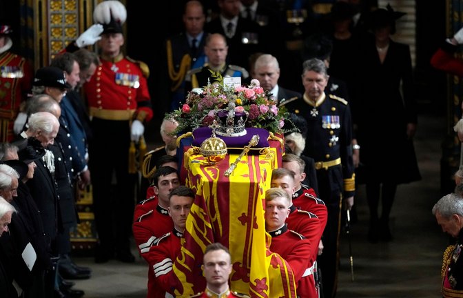Mitglieder der königlichen Familie folgen dem Sarg von Königin Elizabeth II., der von mehreren Männern getragen wird.<span class='image-autor'>Foto: Frank Augstein/Pool AP/dpa</span>