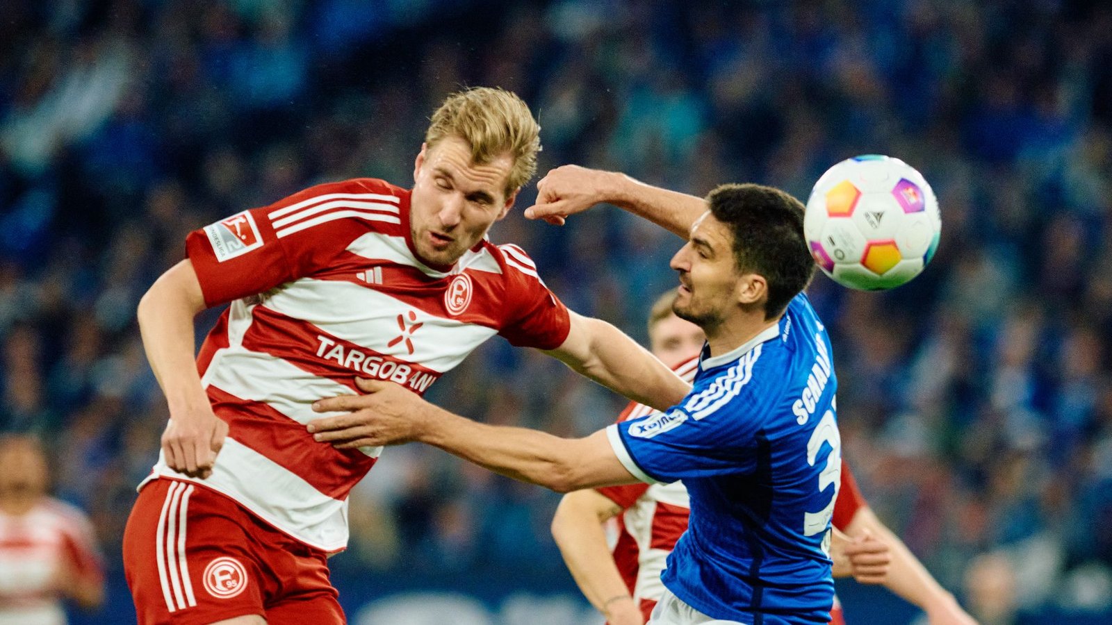 Die Düsseldorfer um Stürmer Vincent Vermeij (l) holten beim FC Schalke nur einen Punkt.Foto: Bernd Thissen/dpa
