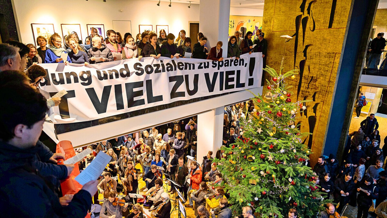 Mitglieder des Staatsorchesters und des Stuttgarter Opernchores demonstrieren mit einer „musikalischen Intervention“ im Foyer des Stuttgarter Rathauses gegen die geplanten Kürzungen im Kulturbereich.Foto: Lichtgut/Julian Rettig Mitglieder des Staatsorchesters und des Stuttgarter Opernchores demonstrieren mit einer „musikalischen Intervention“ im Foyer des Stuttgarter Rathauses gegen die geplanten Kürzungen im Kulturbereich.Foto: Lichtgut/Julian Rettig