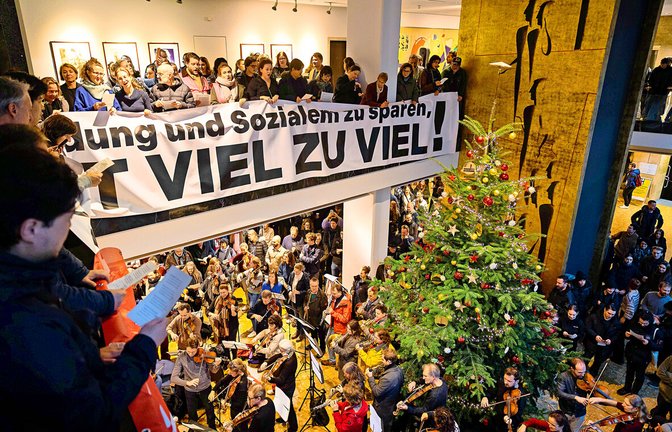 Mitglieder des Staatsorchesters und des Stuttgarter Opernchores demonstrieren mit einer „musikalischen Intervention“ im Foyer des Stuttgarter Rathauses gegen die geplanten ­Kürzungen im Kulturbereich.<span class='image-autor'>Foto: Lichtgut/Julian Rettig</span>