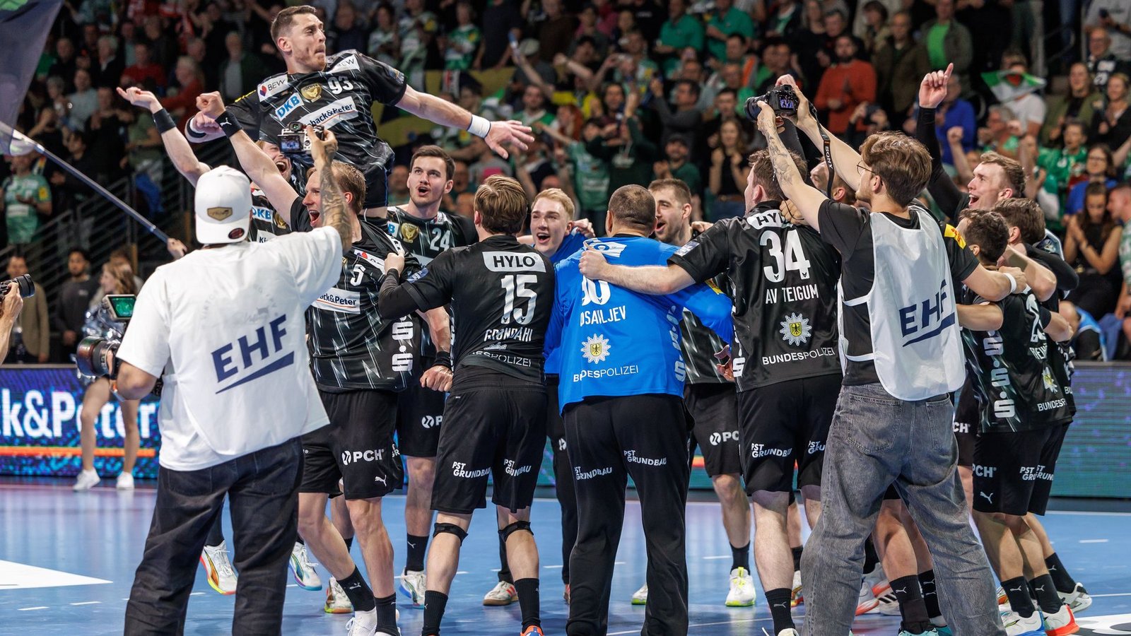 Die Füchse Berlin feierten ausgelassen den Halbfinal-Einzug.Foto: Andreas Gora/dpa