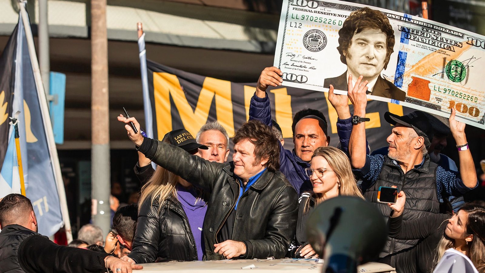 Sie nennen ihn „Perücke“: Die Wahlkampfauftritte des marktradikalen Javier Milei muten skurril an – überzeugen jedoch viele Argentinierinnen und Argentinier.Foto: /Tobias Käufer Sie nennen ihn „Perücke“: Die Wahlkampfauftritte des marktradikalen Javier Milei muten skurril an – überzeugen jedoch viele Argentinierinnen und Argentinier.Foto: /Tobias Käufer