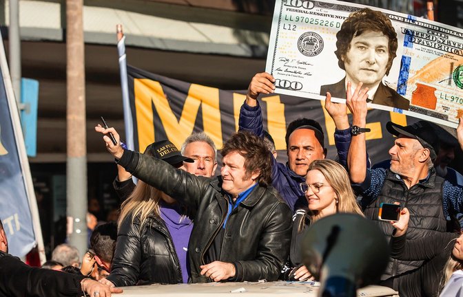 Sie nennen ihn „Perücke“: Die Wahlkampfauftritte des marktradikalen Javier Milei muten skurril an – überzeugen jedoch viele Argentinierinnen und Argentinier.<span class='image-autor'>Foto: /Tobias Käufer</span>