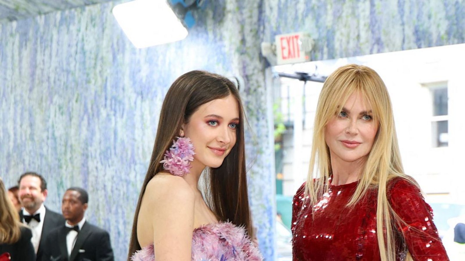 Die Schauspielerin Nicole Kidman trug ein tiefrotes Paillettenkleid von Chanel, ihre 17-jährige Tochter Sunday Rose ein blumiges Ensemble von Dior.Foto: AFP Die Schauspielerin Nicole Kidman trug ein tiefrotes Paillettenkleid von Chanel, ihre 17-jährige Tochter Sunday Rose ein blumiges Ensemble von Dior.Foto: AFP