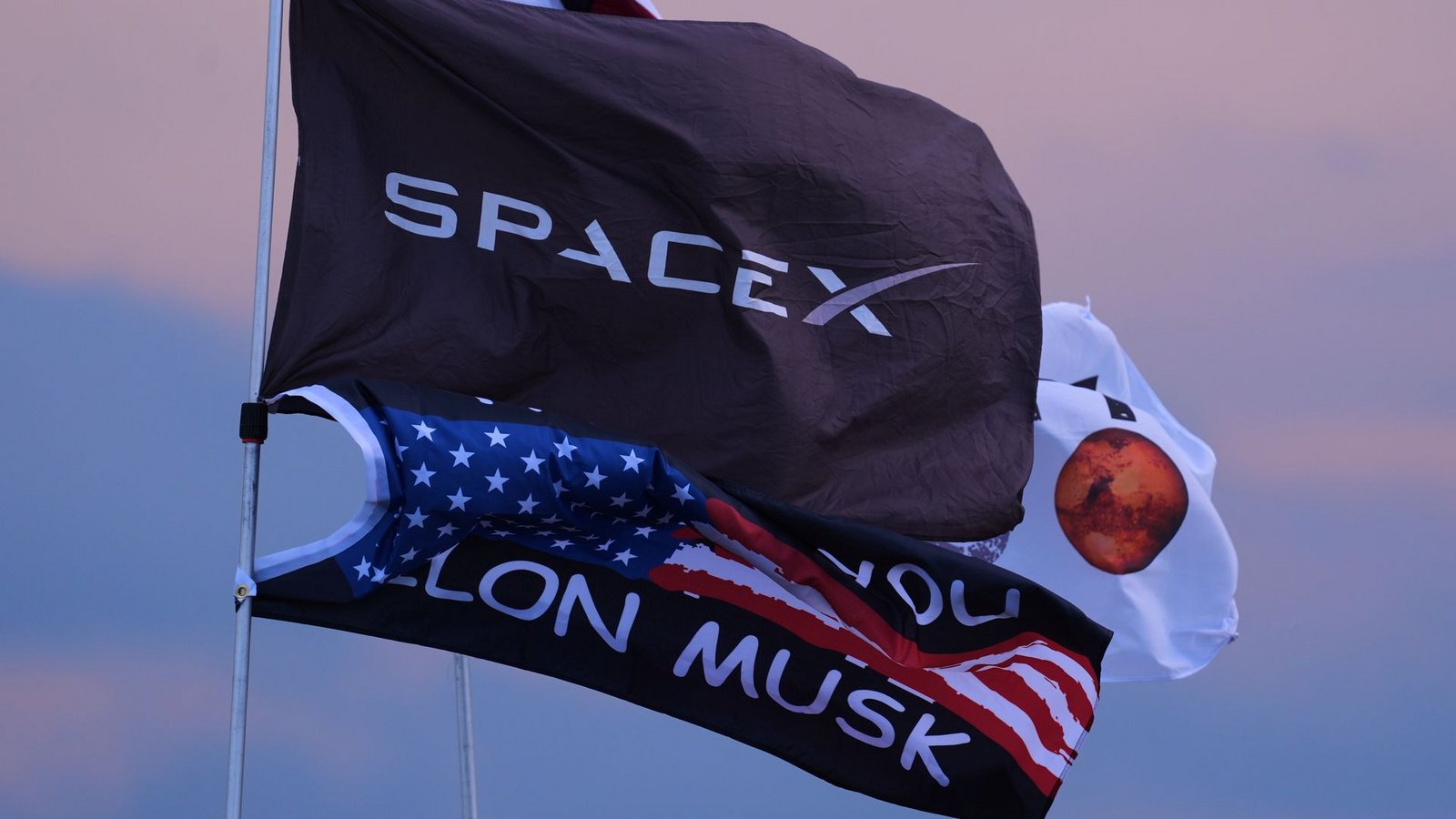 SpaceX war kürzlich mit Musks KI-Unternehmen xAI fusioniert, das mit Anbietern wie Anthropic und OpenAI bei generativen KI-Werkzeugen konkurriert. (Archivbild)Foto: Eric Gay/AP/dpa
