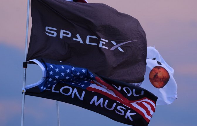 SpaceX war kürzlich mit Musks KI-Unternehmen xAI fusioniert, das mit Anbietern wie Anthropic und OpenAI bei generativen KI-Werkzeugen konkurriert. (Archivbild)<span class='image-autor'>Foto: Eric Gay/AP/dpa</span>