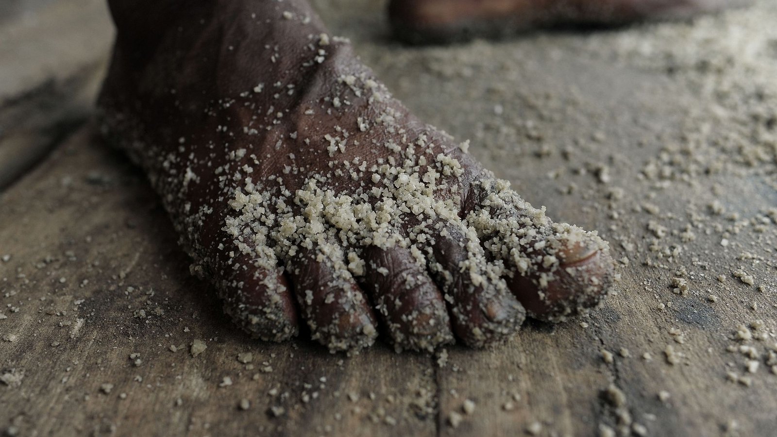 Der Fuß eines Arbeiters ist in einer Rohsalzraffinerie in Bangladesch mit Salz bedeckt.Foto: Md Rafayat Haque Khan/eyepix via ZUMA Press Wire/dpa Der Fuß eines Arbeiters ist in einer Rohsalzraffinerie in Bangladesch mit Salz bedeckt.Foto: Md Rafayat Haque Khan/eyepix via ZUMA Press Wire/dpa