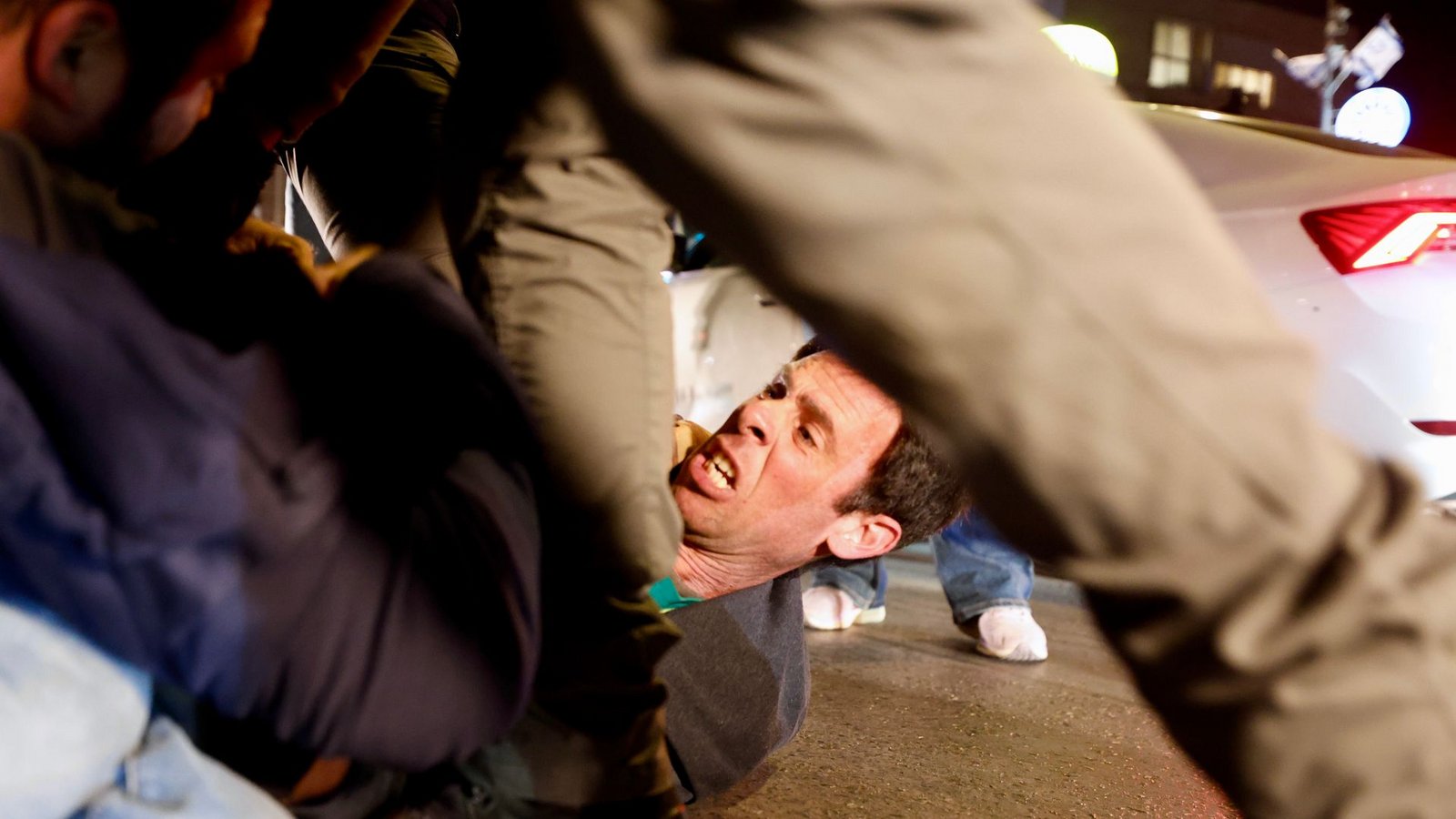 Polizeibeamte nehmen Demonstranten während einer Demonstration gegen Ministerpräsident Netanjahu und seine Regierung in der Nähe der Residenz des Ministerpräsidenten in Jerusalem fest.Foto: Jamal Awad/dpa Polizeibeamte nehmen Demonstranten während einer Demonstration gegen Ministerpräsident Netanjahu und seine Regierung in der Nähe der Residenz des Ministerpräsidenten in Jerusalem fest.Foto: Jamal Awad/dpa