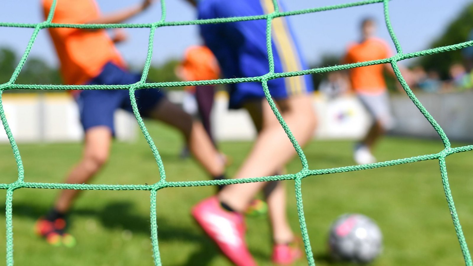 Alle Fußballspiele am Wochenende fallen aus.Foto: dpa/Uwe Anspach