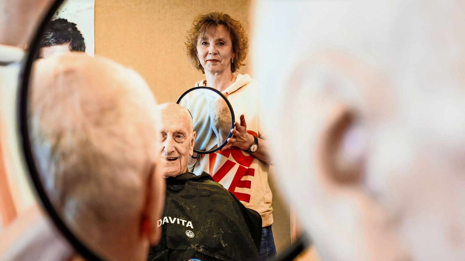 Recht so? Gabi Freudenberger mit einem ihrer betagten Kunden.Foto: Andy Reiner