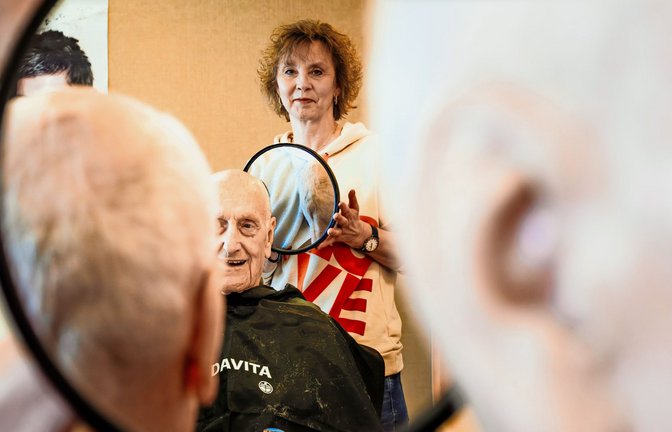 Recht so? Gabi Freudenberger mit einem ihrer betagten Kunden.<span class='image-autor'>Foto: Andy Reiner</span>