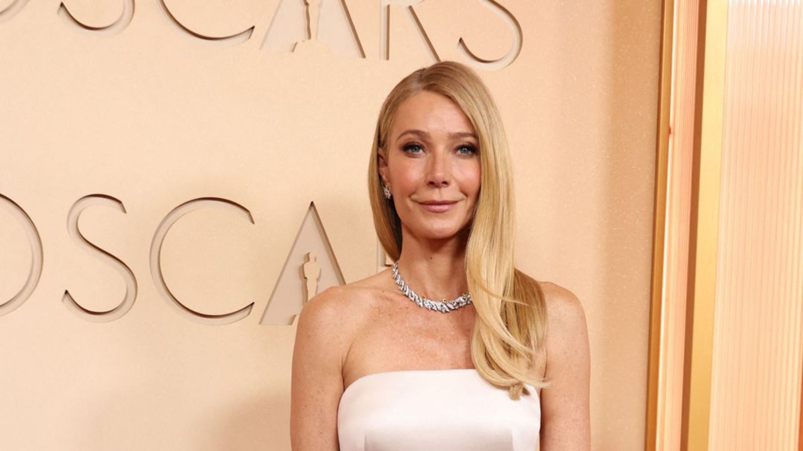 Von vorn sieht man nicht, wie viel Modemut Gwyneth Paltrow in dieser Armani-Privé-Robe beweist. Denn die Seiten sind transparent und zeigen wirklich alles. Unser Urteil: Gewagt – aber gut.Foto: Getty Images via AFP Von vorn sieht man nicht, wie viel Modemut Gwyneth Paltrow in dieser Armani-Privé-Robe beweist. Denn die Seiten sind transparent und zeigen wirklich alles. Unser Urteil: Gewagt – aber gut.Foto: Getty Images via AFP