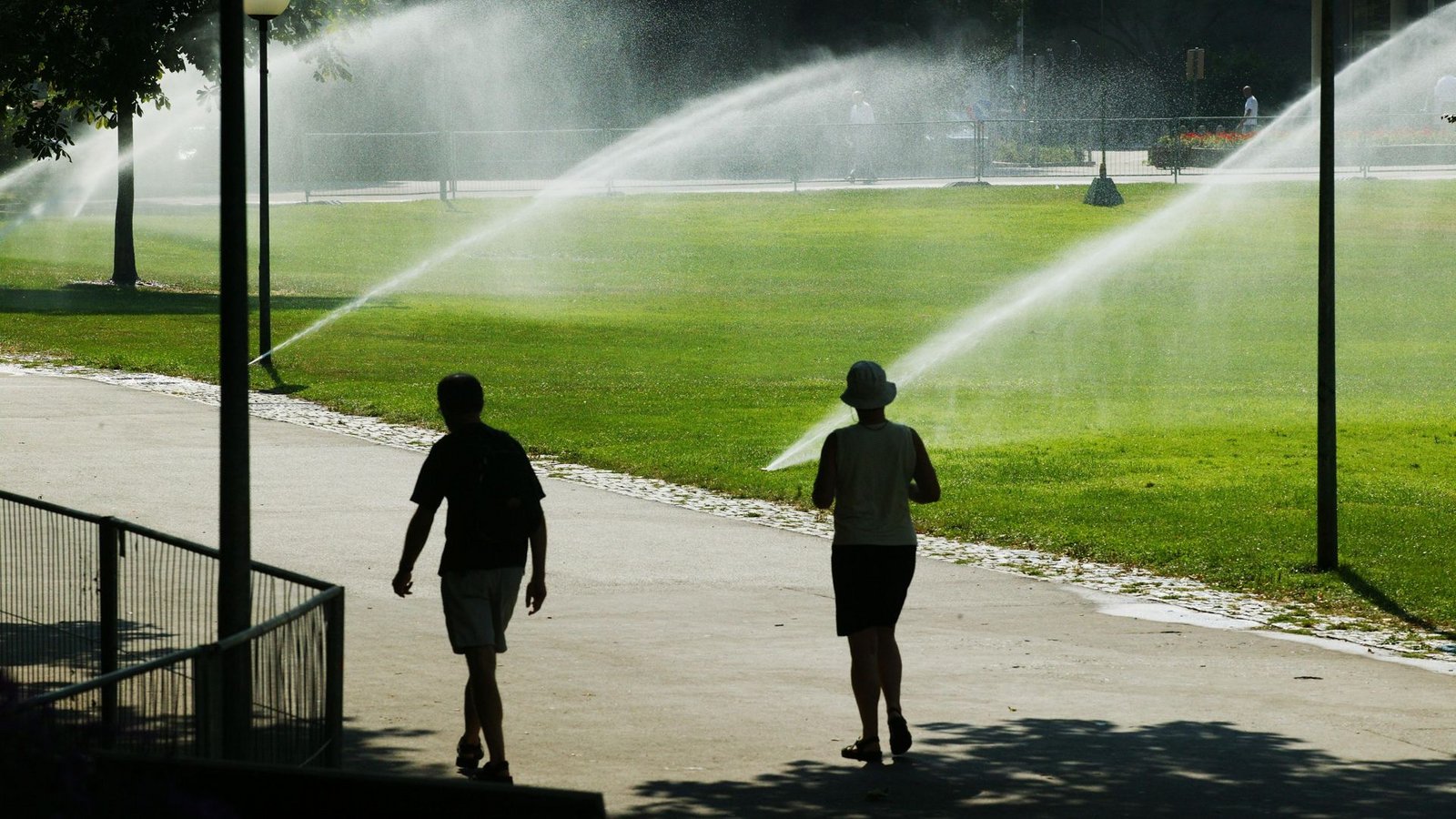 Am Sonntag sollte man sich im Schatten, am Wasser oder drinnen aufhalten.Foto: IMAGO/Arnulf Hettrich Am Sonntag sollte man sich im Schatten, am Wasser oder drinnen aufhalten.Foto: IMAGO/Arnulf Hettrich
