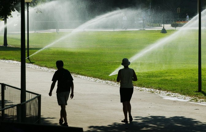 Am Sonntag sollte man sich im Schatten, am Wasser oder drinnen aufhalten.<span class='image-autor'>Foto: IMAGO/Arnulf Hettrich</span>