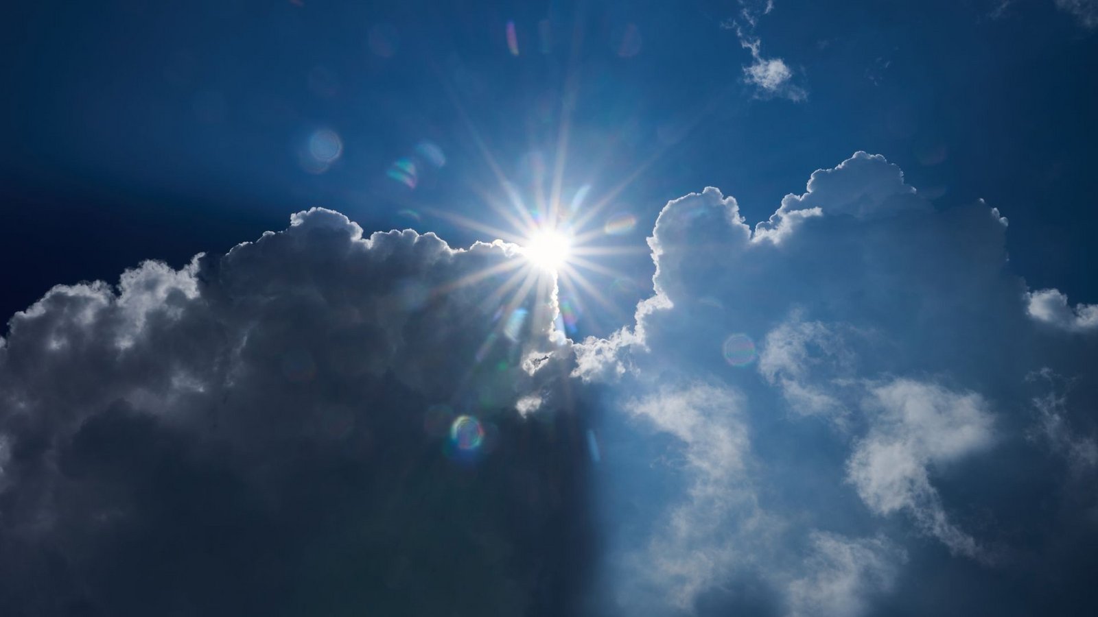 Der Sommer naht: Im Laufe der Woche setzt sich die Sonne immer stärker gegen die Wolken durch.Foto: Annette Riedl/dpa Der Sommer naht: Im Laufe der Woche setzt sich die Sonne immer stärker gegen die Wolken durch.Foto: Annette Riedl/dpa