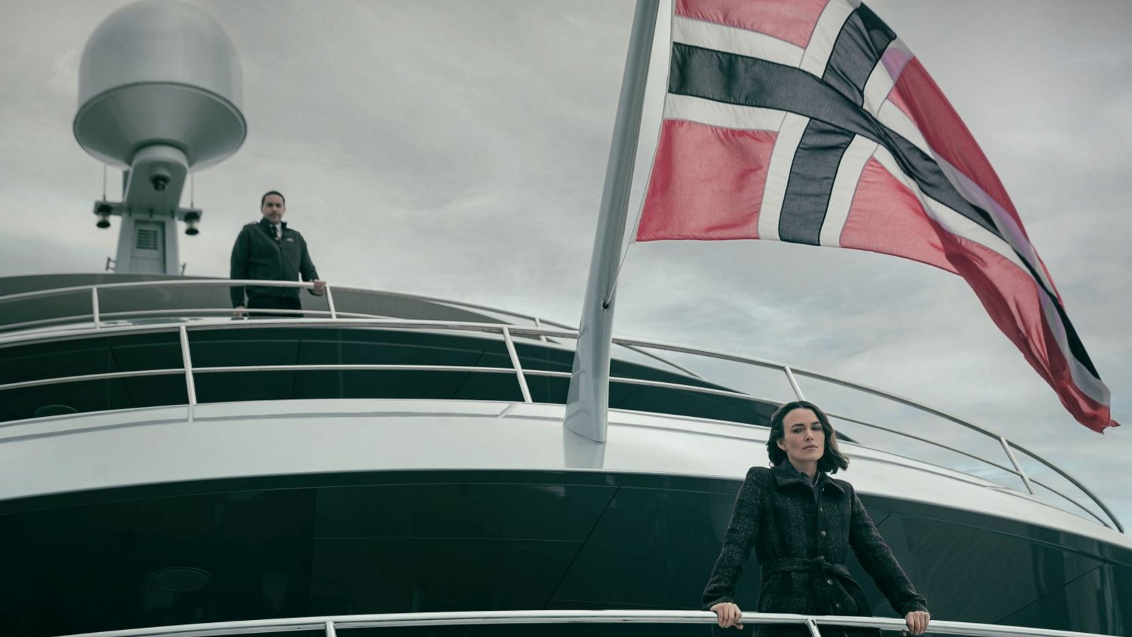 Keira Knightley als Lo und John Macmillan als Captain Addis in "The Woman in Cabin 10" auf der Superyacht.Foto: Parisa Taghizadeh/Netflix © 2025