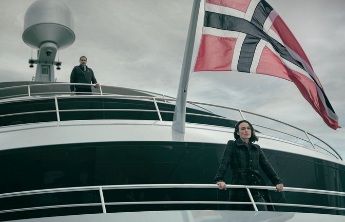 Keira Knightley als Lo und John Macmillan als Captain Addis in "The Woman in Cabin 10" auf der Superyacht.<span class='image-autor'>Foto: Parisa Taghizadeh/Netflix © 2025</span>