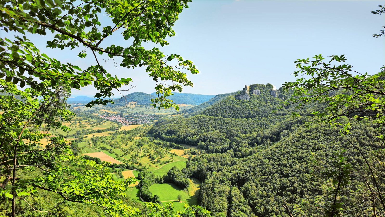 Blick ins Neidlinger Tal und zur Ruine Reußenstein.Foto: /Buck Blick ins Neidlinger Tal und zur Ruine Reußenstein.Foto: /Buck