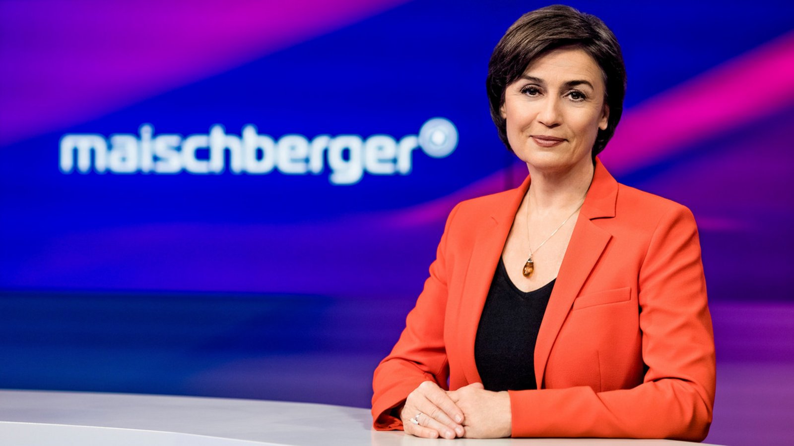 Sandra Maischberger diskutiert in ihrer ARD-Talkshow mit prominenten Gästen.Foto: WDR/Thomas Kierok
