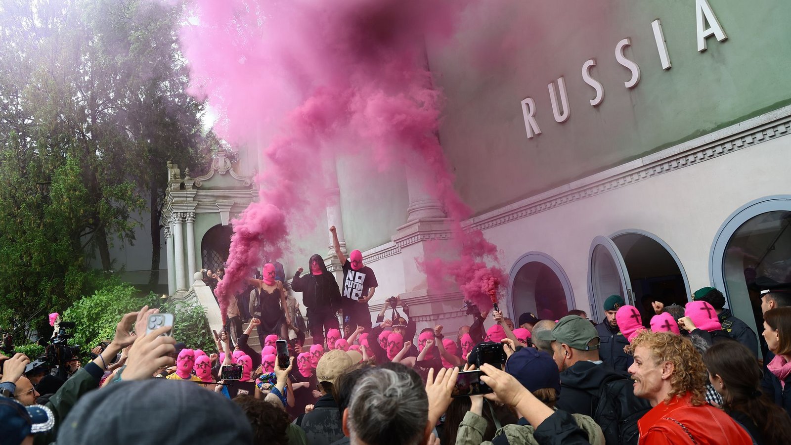 Die Gruppierungen Pussy Riot und Femen haben schon vor dem offiziellen Biennale-Start farbenfroh gegen Russlands Anwesenheit demonstriert.Foto: Matteo Chinellato/IPA via ZUMA Press/dpa Die Gruppierungen Pussy Riot und Femen haben schon vor dem offiziellen Biennale-Start farbenfroh gegen Russlands Anwesenheit demonstriert.Foto: Matteo Chinellato/IPA via ZUMA Press/dpa
