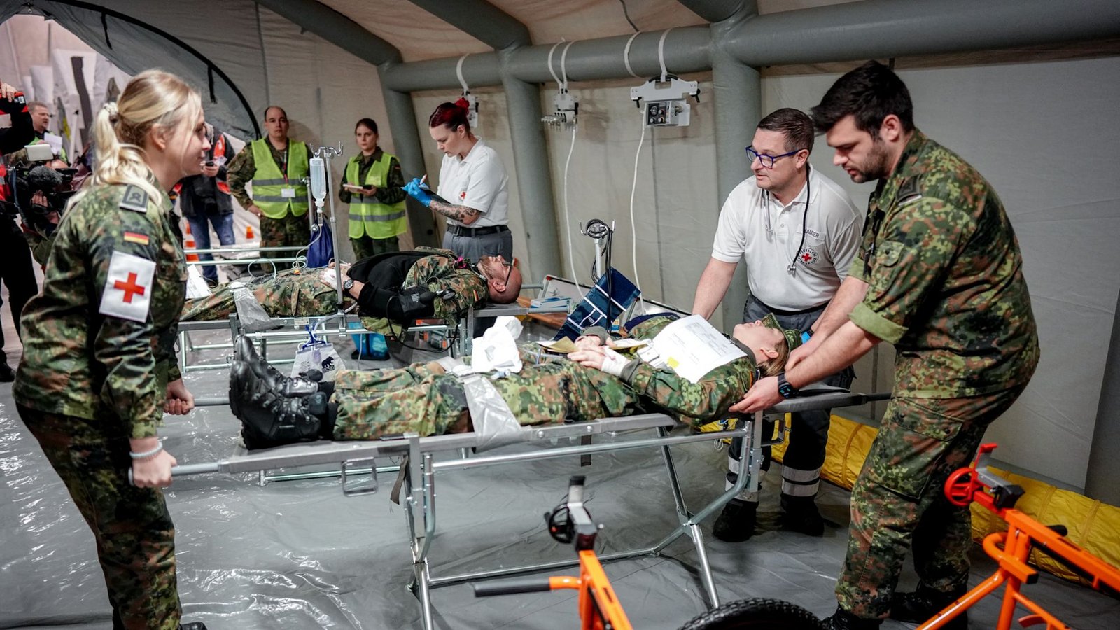 Übung "Medic Quadriga" der BundeswehrFoto: Kay Nietfeld/dpa Übung "Medic Quadriga" der BundeswehrFoto: Kay Nietfeld/dpa